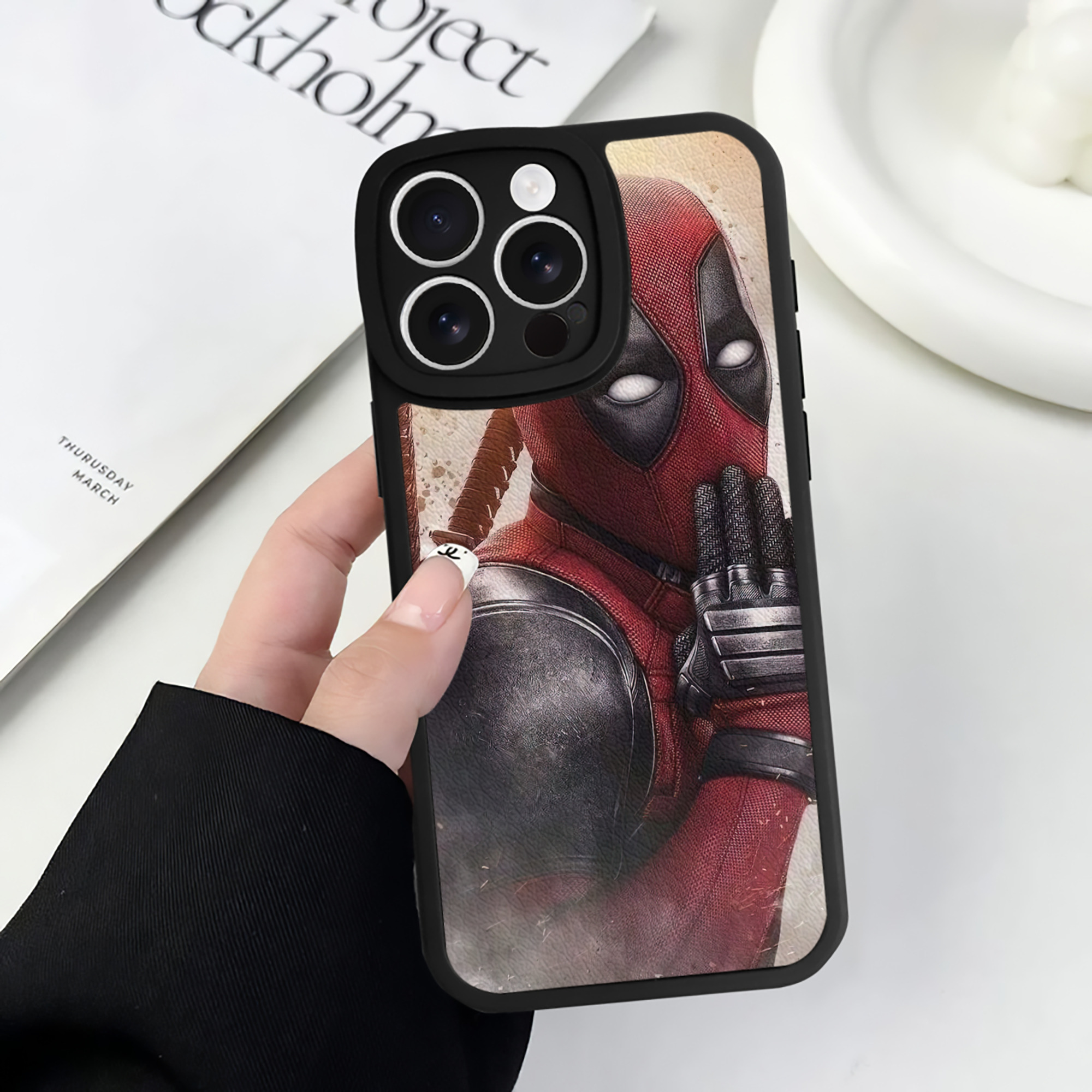 （画像用） Deadpool デッドプール 【iPhone 16シリーズ対応】シリコンスマホケース（レザー調） 材質：シリコン